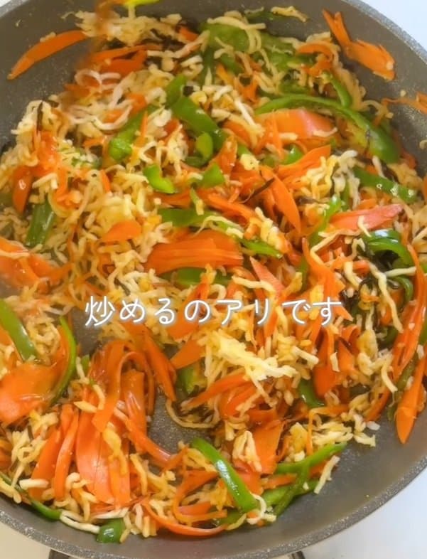 お弁当に入れて大正解！母が「高校生の娘」に作る【切り干し大根の塩ポン炒め弁当】鮮やかな彩りで見た目も素敵