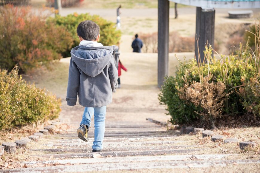 子どもの単独行動はいつから？ 一人で遊びに行かせてもよいタイミングとは