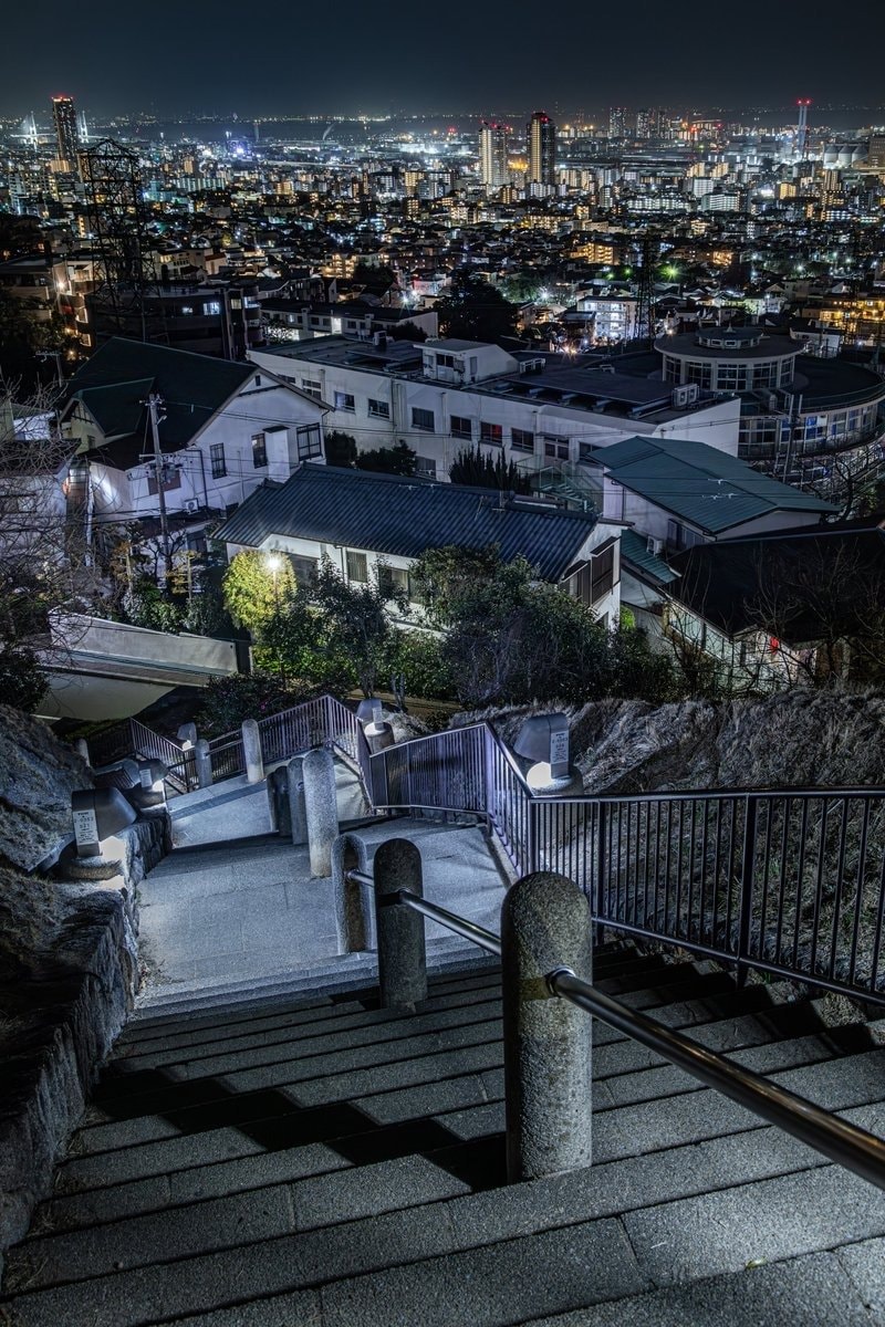 「神戸の坂道」や階段から夜景を撮影　住宅街の向こうに広がるきらびやかな街明かりに「絶景という名の夜景」
