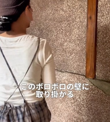 築50年別荘の〈ボロボロの壁〉を女性一人で…ガリガリ剥がしてスッキリ空間に！「スッキリして気持ちいいです」の声