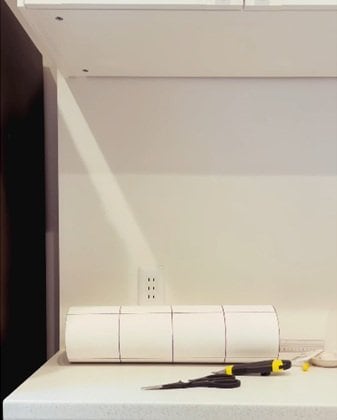 「可愛い〜！」小さな建売16畳LDKの〈カップボード壁面〉→貼るだけ簡単DIYで洗練された〈カフェ風キッチン〉に大変身！話題沸騰