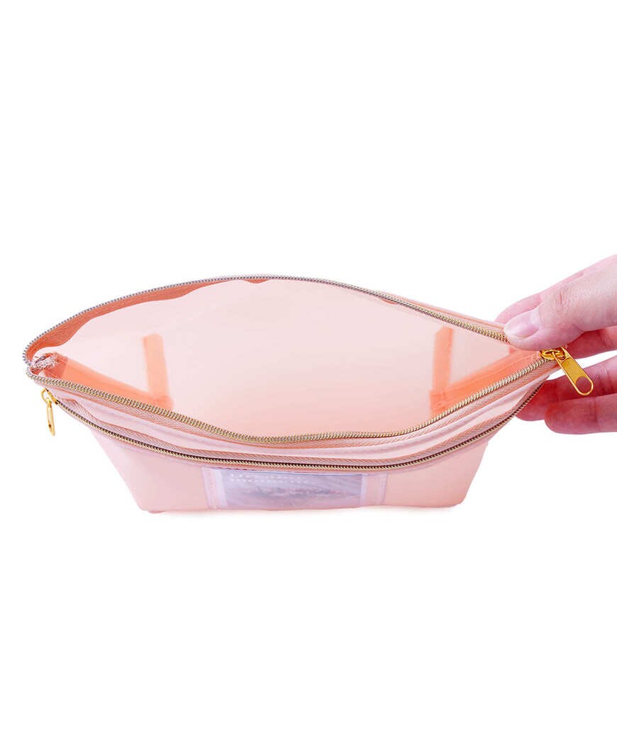 出所：3COINS　アートボートポーチ