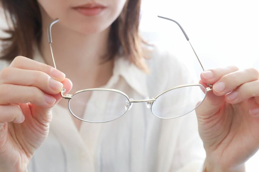 「地震が起きても役立ちそう」　メガネなしでも遠くが見える裏技に「本当にくっきり」
