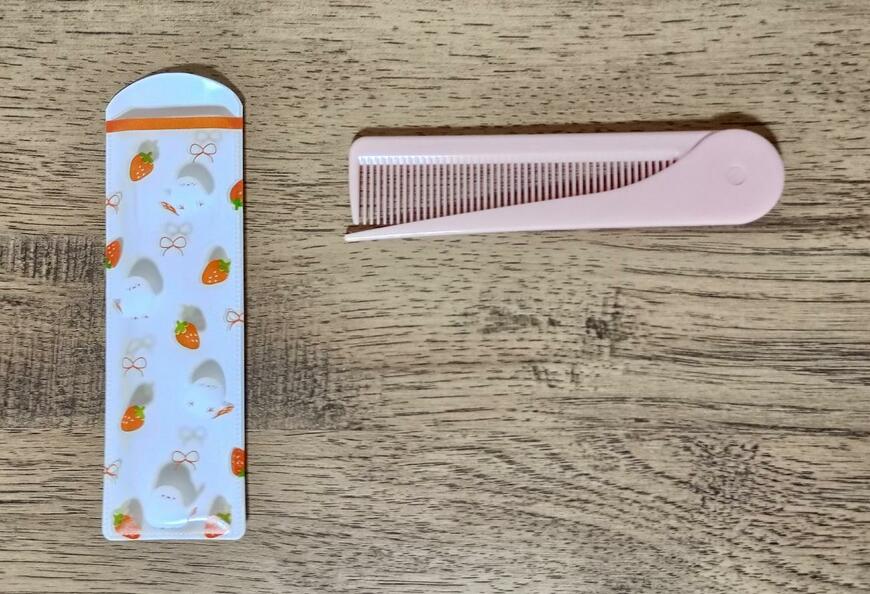 出所：筆者撮影（セリア、ヘアコーム　折込ケース付 シマエナガ）