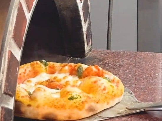 【大阪の道の駅】で味わえる本格的な石窯ピザとは？「焼きたてアツアツ」「耳までサクサク」と大興奮  