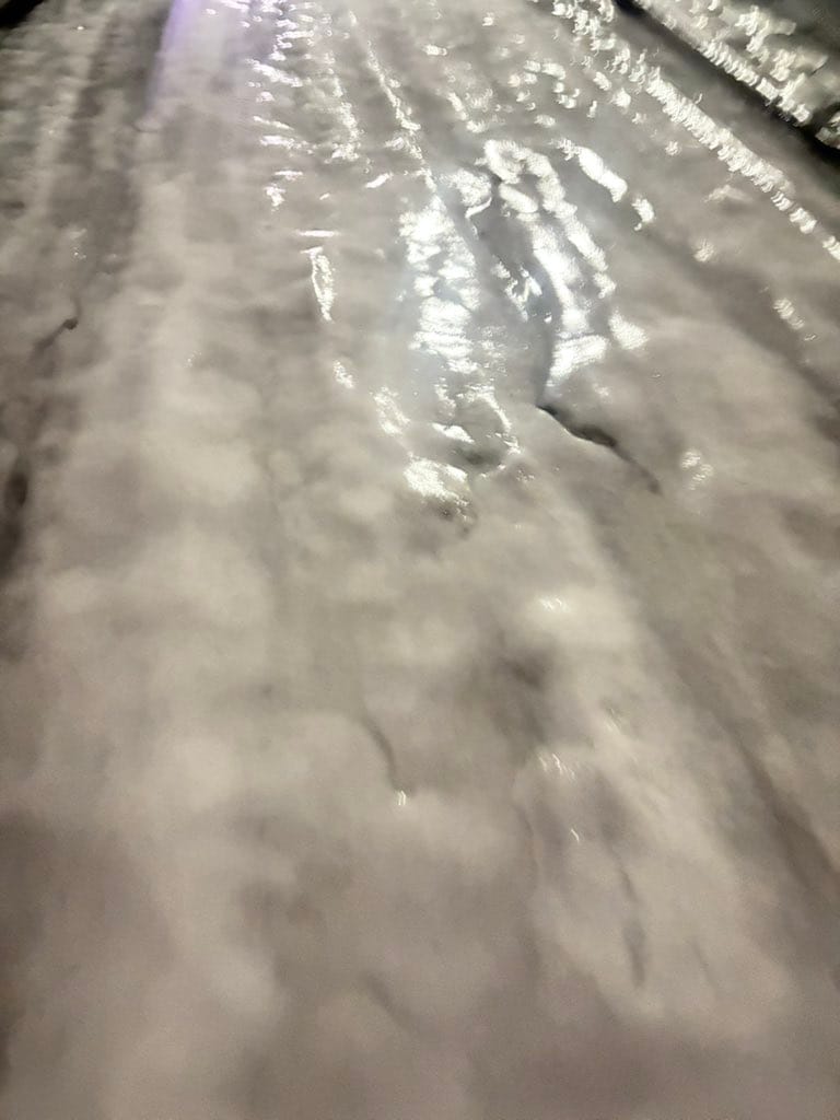 スケートリンクのようにツルツルな道路
