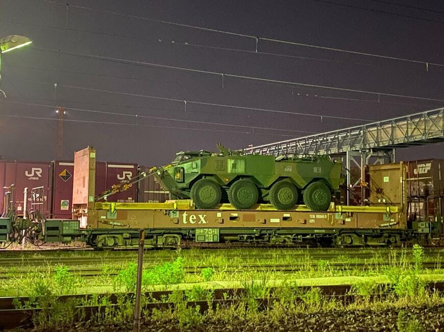 貨物列車に積まれた装甲車