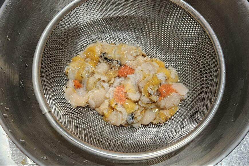 ホタテの下処理を行っている