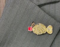 「フォロワー減って悲しいので見て」と投稿された社章　まさかの正体に「かわいすぎる」「商品化してほしい」