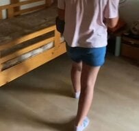 【ボンドで簡単DIY】ベッド下のデッドスペースに「漫画136冊が入る大容量収納」が爆誕！スライド式で便利！