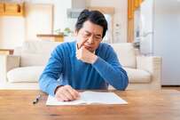 「ひとり暮らしの母の年金は月6万円ほど。生活保護は受けられますか？」生活保護を受ける年金受給者の平均年金は「月5万円台」
