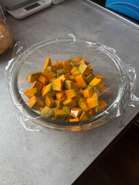 電子レンジの「ふんわりラップ」　ピタピタになる問題にSNSで共感の声
