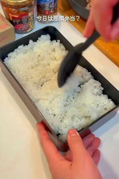 お弁当箱に白いご飯を入れます