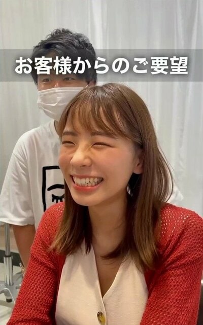 肩を過ぎる長さのミディアムで、毛先に明るい色が入った来店時の様子