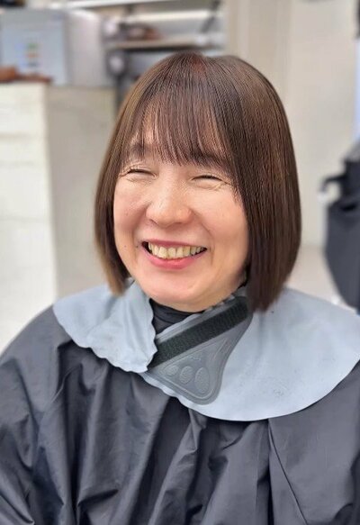 仕上がりに笑顔を見せる女性