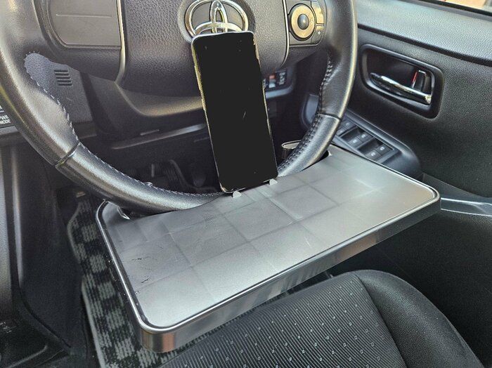 中央に突起があるので、携帯電話をハンズフリーで使うこともできる