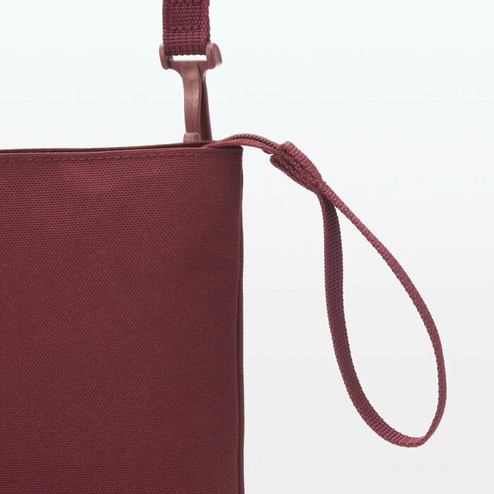 バッグの中で小物を仕分けるポーチとしても活躍