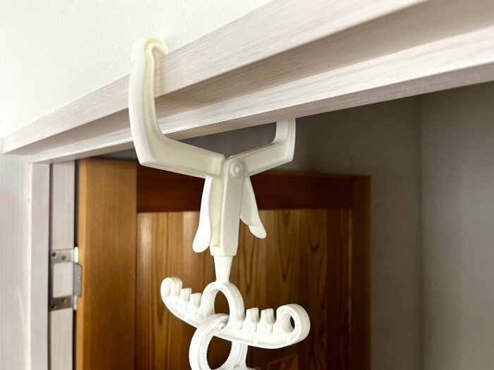 レバーを握るとアームがスムーズに開閉し、取り付けは簡単！