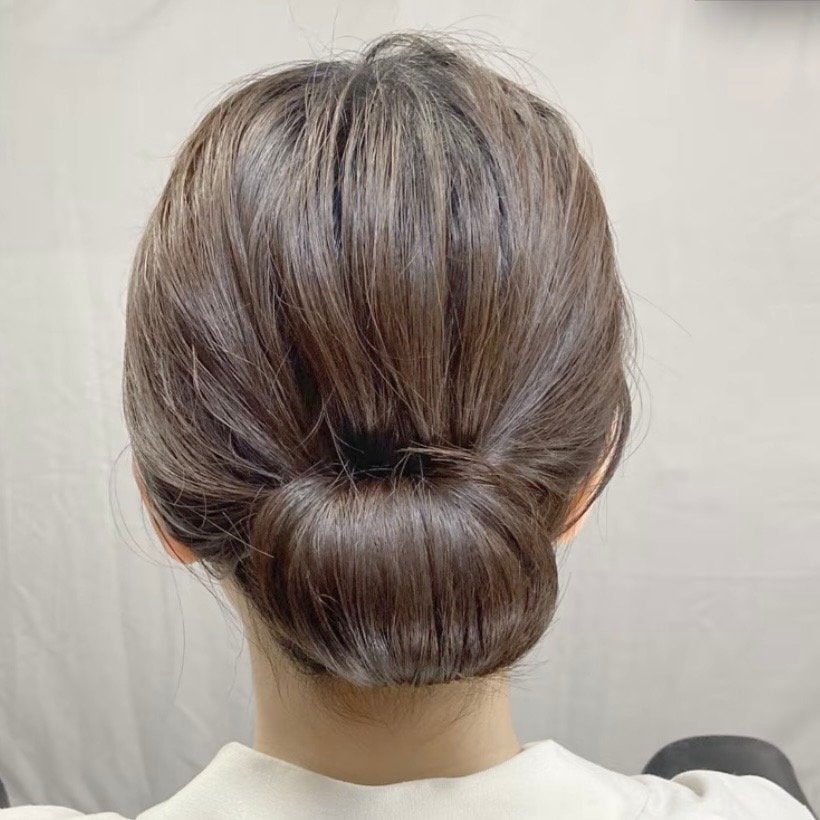 【50代のお呼ばれヘアに】初心者でも簡単シンプル「くるりんぱお団子」が上品！ゴム2本＆ピン1本で完成の“まとめ髪ヘアアレンジ”