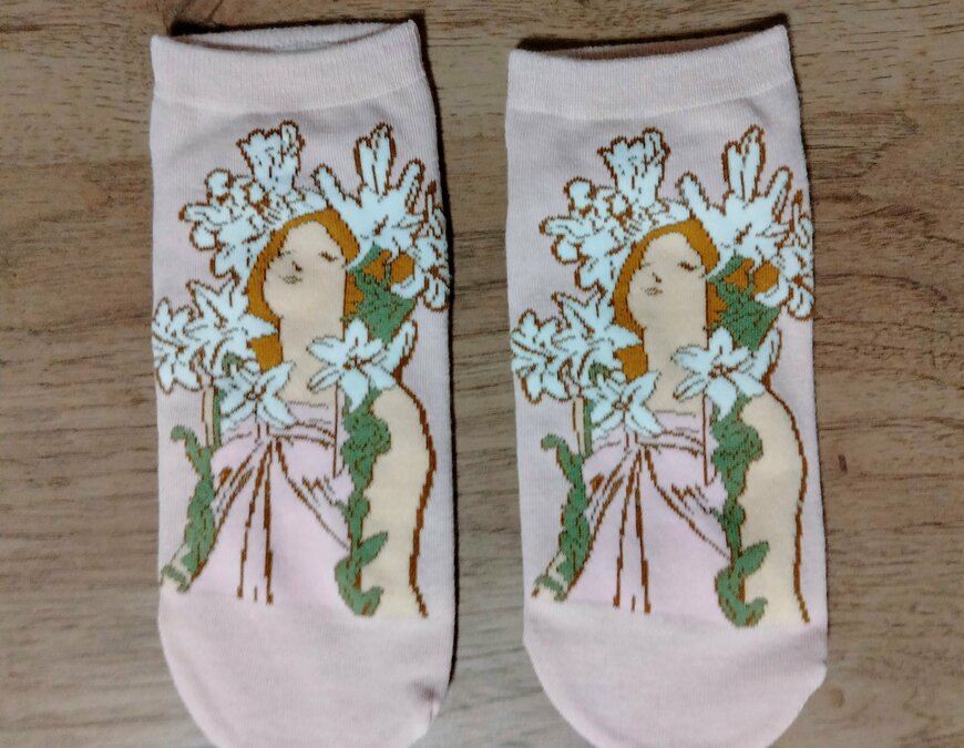 筆者撮影（キャンドゥ・名画婦人ショート丈 ミュシャ百合）