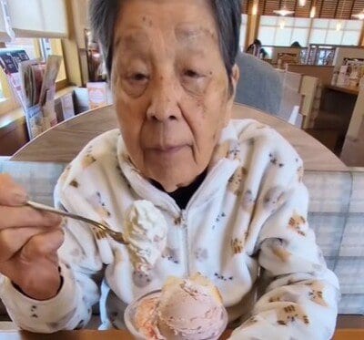 【84歳のおばあちゃん】がファミレスで朝ごはん　想像上回る爆食っぷりに「鉄の胃腸」と驚愕の声