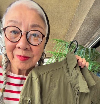【73歳マダム】「地味なツナギをデコッてみた」リメイク動画に感動！大人可愛いコーデに絶賛の声が集まる