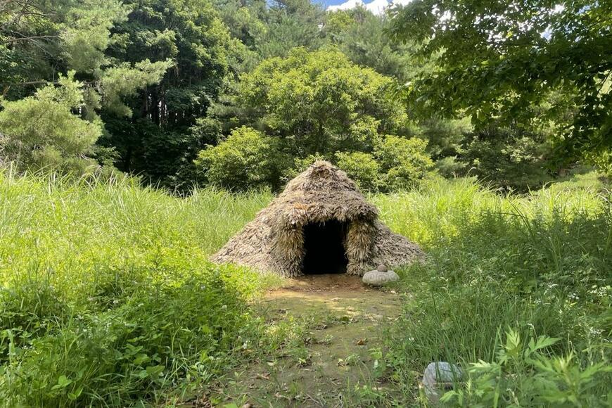週末限定で縄文人の暮らしを楽しむサラリーマン　手作りの竪穴式住居に驚きの声