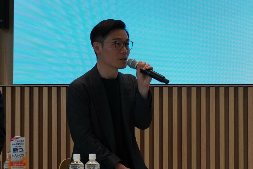 スピーチをする男性の写真