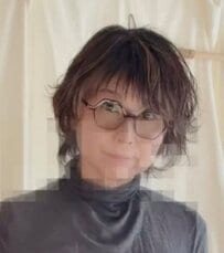 【61歳のマダム】「赤ストール」を使った上品で可愛い〈色遊びコーデ〉を披露「素敵！真似してみます！」「おしゃれ！」の声