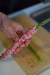 【野菜の肉巻き弁当】長いままのアスパラをそのままIN！丸いお弁当箱をうまく利用した詰め方に称賛の声