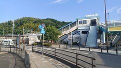 愛知県で発見した「駅名が違う2つの無人駅」　駅舎がほぼ一体化する珍しい光景に鉄道ファンから反響続々