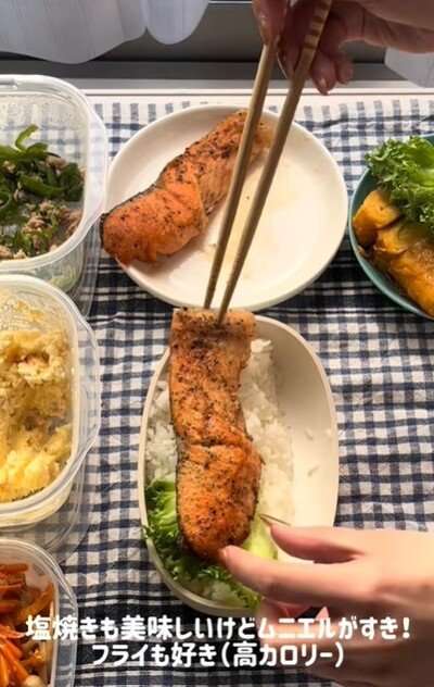 ご飯の上にドーンと鮭をのせる