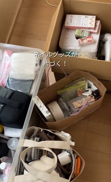 変身前の大量のネイルグッズ