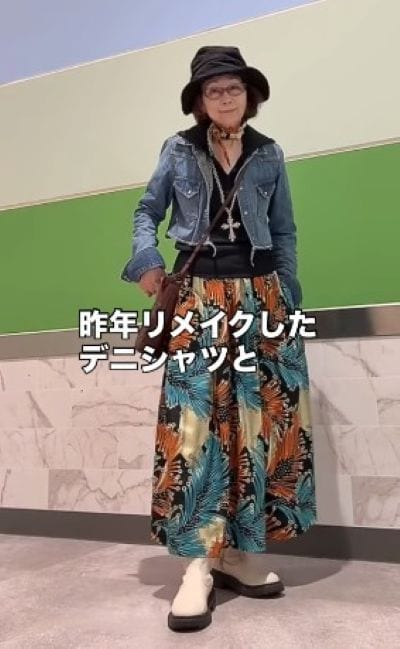 デニムジャケットを羽織ったお出かけスタイル