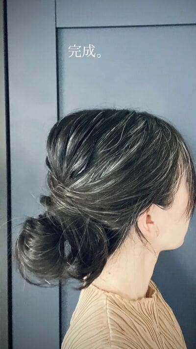 簡単で華やかな無造作まとめ髪が完成