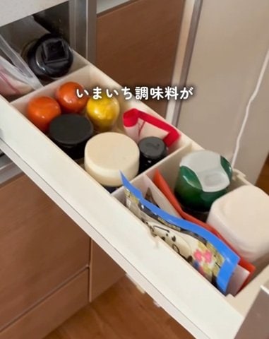 ボトルがバラバラで見た目が悪かった〈コンロ横の引き出し〉が…→〈フレッシュロック〉と〈セリアのドアポケット用仕切り〉で〈スッキリした調味料収納〉に変身！