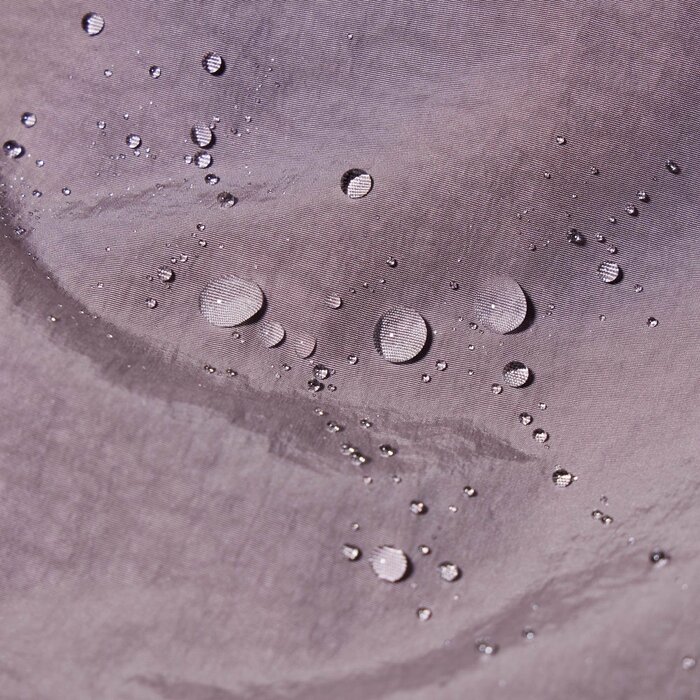 表面には小雨程度の水をはじく撥水加工が施されています