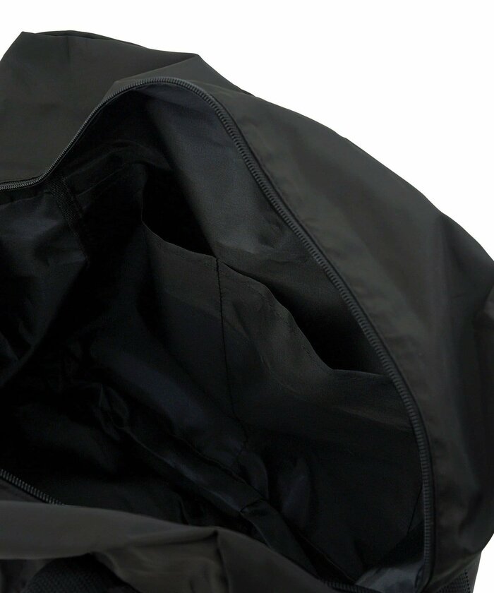 本体にはポリエステル100％の撥水加工生地を使用しています