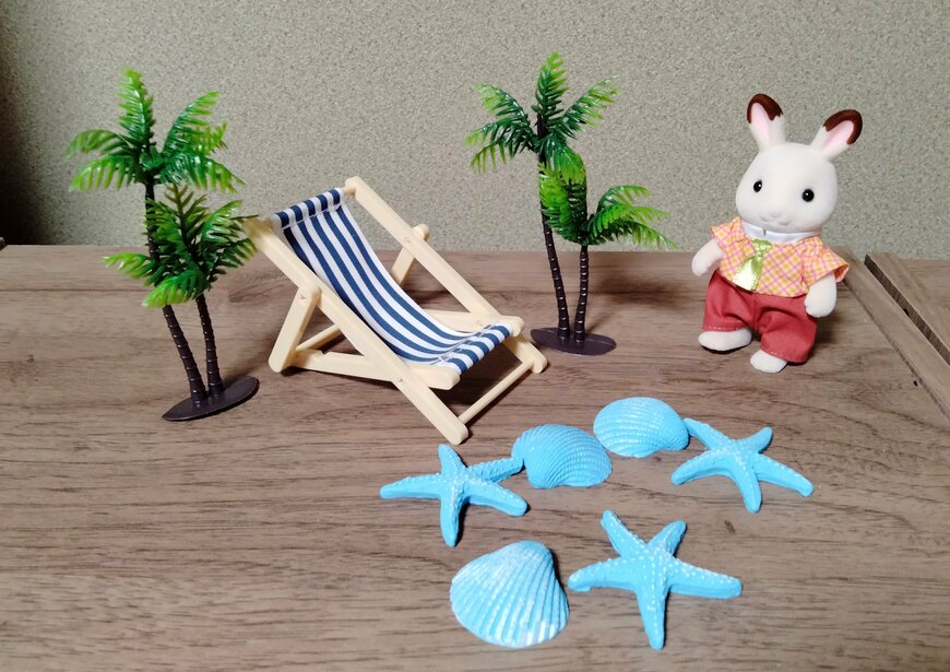 筆者撮影（セリア、ミニチュアビーチチェア・ココナッツM2P・ビーチモチーフオブジェ6P）