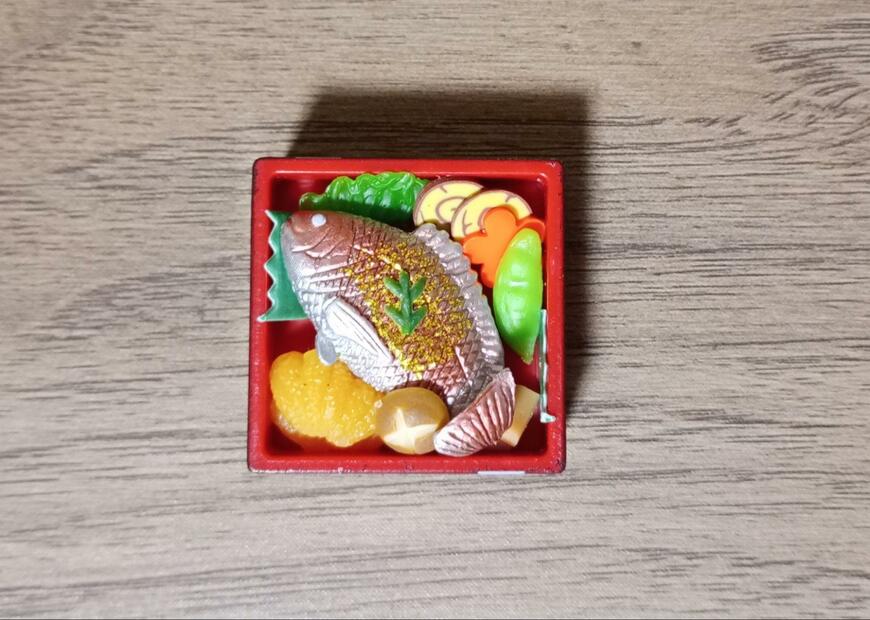 筆者撮影（株式会社トイズスピリッツ、日本の究極和食！ざ・おせち重マスコット六）