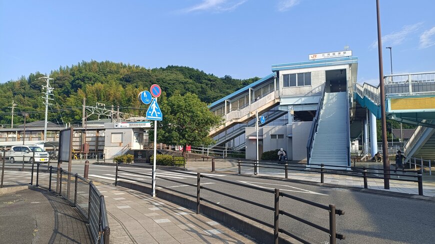 愛知県で発見した「駅名が違う2つの無人駅」　駅舎がほぼ一体化する珍しい光景に鉄道ファンから反響続々