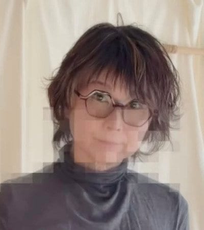 【61歳のマダム】「赤ストール」を使った上品で可愛い〈色遊びコーデ〉を披露「素敵！真似してみます！」「おしゃれ！」の声