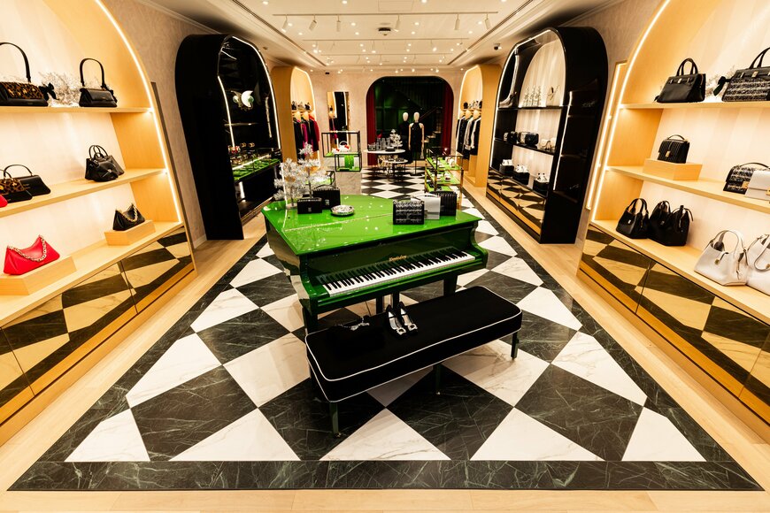 出所：タペストリー・ジャパン合同会社「ケイト・スペード ニューヨークは、銀座旗艦店リニューアルを記念し、山本舞香さん、佐野勇斗さん、ハローキティらをスペシャルゲストに迎え、オープニングセレモニーを開催」