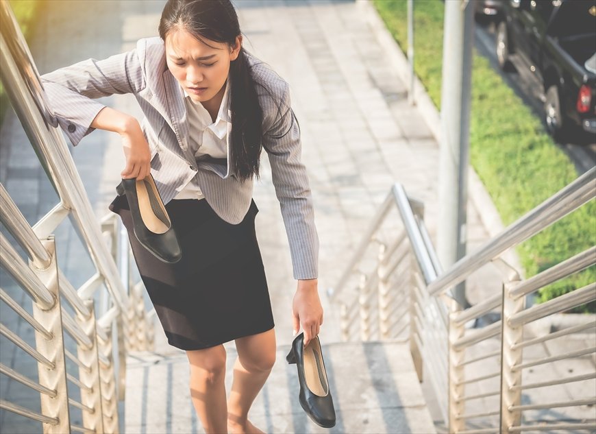 働く女性の「ヒール靴」なんで強制されるの？