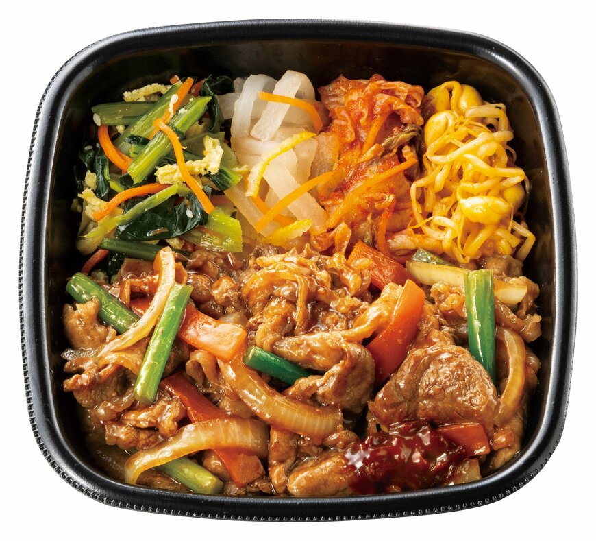 出所：株式会社プレナス「『ほっともっと』今年もやってきたアジアンフェア第一弾！甘旨ダレの牛焼肉とたっぷり野菜が混ざり合う絶妙な味わい『1/2日分の野菜が摂れる！焼肉ビビンバ』」