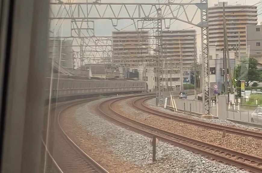 カーブで生まれる電車の連結感