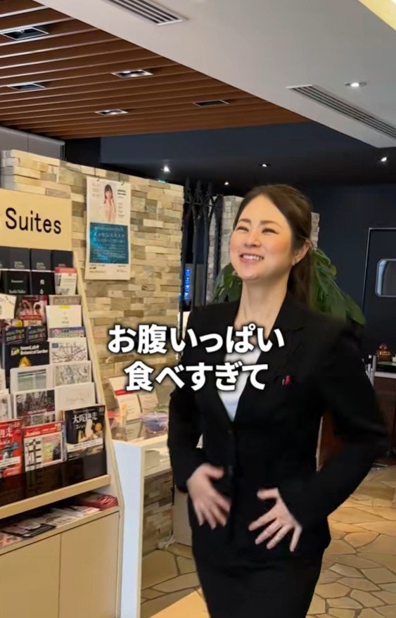 食べ過ぎてしまった女性