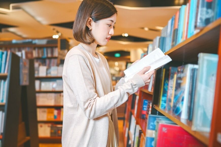 本屋に行く女性のイメージ