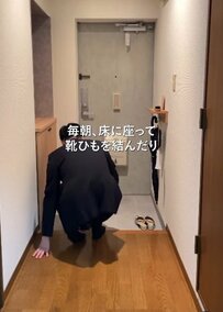 旦那さんのために！築30年賃貸の〈狭い玄関〉に「木製ベンチ」をDIYした結果…靴の脱ぎ履きが超楽ちんに！