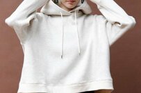 デザインやカラーで差をつけて。女っぽいお洒落なパーカー5選